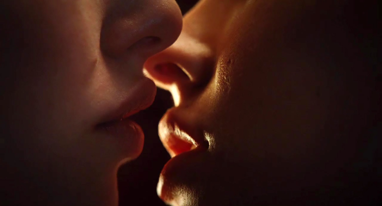 Jennifers body lesbian kiss